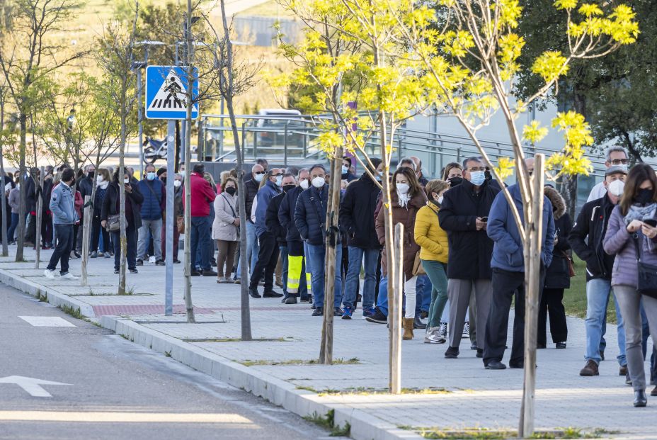 EuropaPress 3632827 fila personas espera recibir vacuna contra covid 19 centro cultural miguel