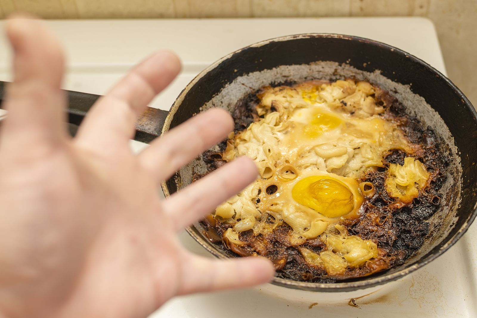 El truco definitivo para limpiar una olla o sartén quemada