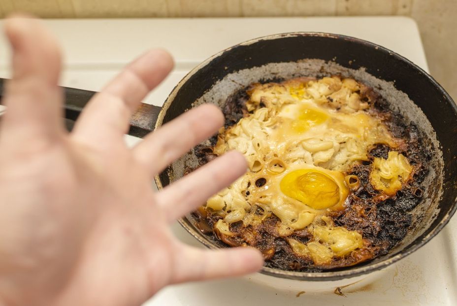 Trucos para quitar la comida que se ha quedado pegada en la olla o sartén Foto: bigstock