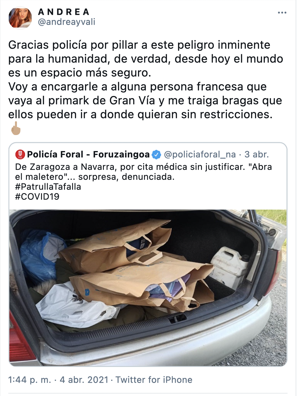 Tuit de una usuaria que critica a la policía su actuación haciendo alusión a los franceses que pueden viajar a España