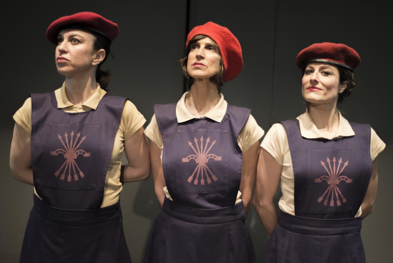 Las tres actrices haciendo de falangistas en La Sección (Teatro Español)