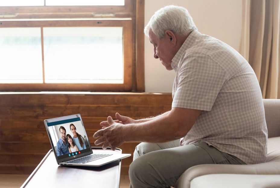 CEOMA acerca las redes sociales a los mayores para romper con la soledad no deseada