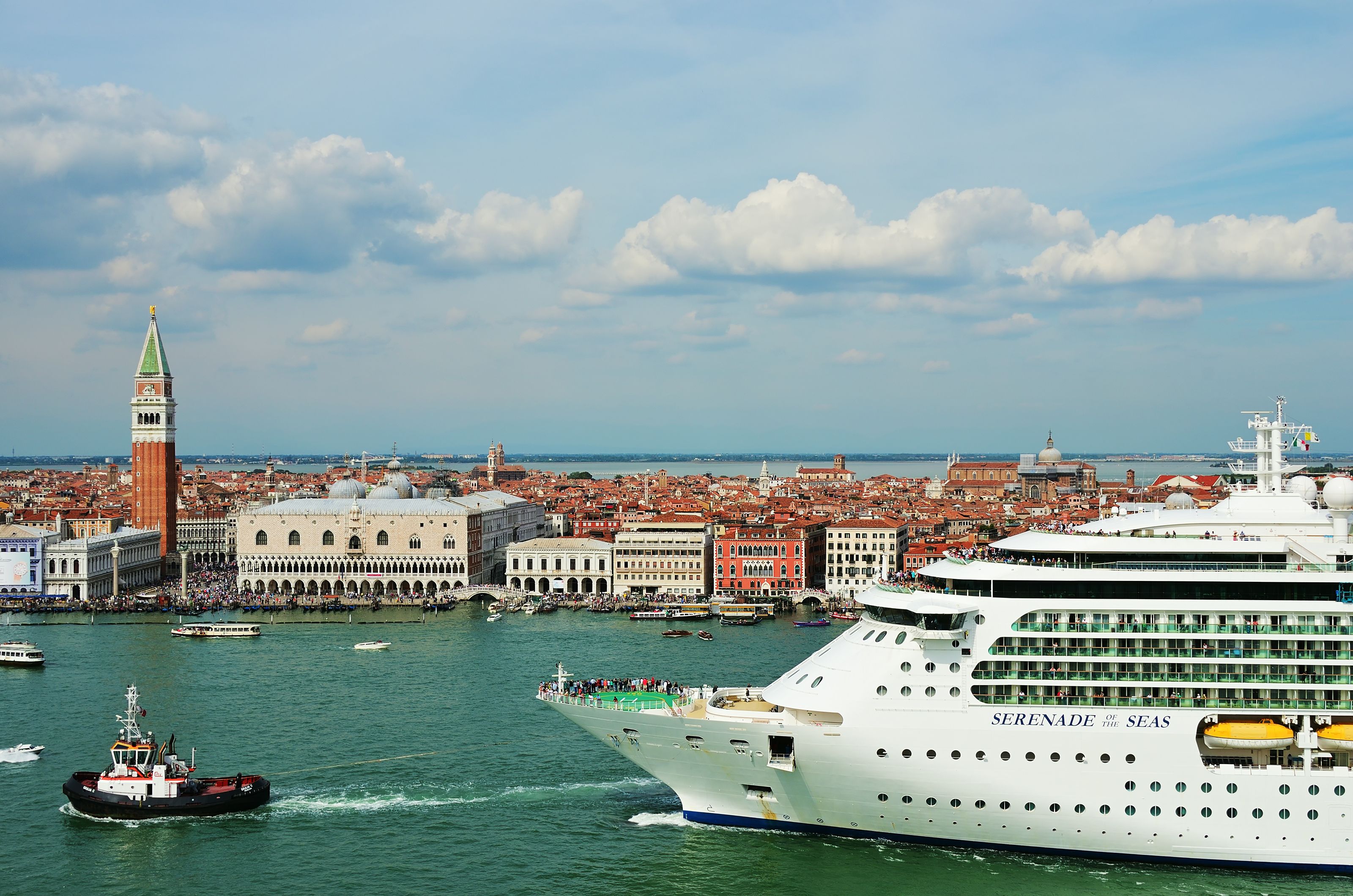 El Gobierno de Italia prohíbe a los grandes barcos cruzar el centro histórico de Venecia (bigstock)