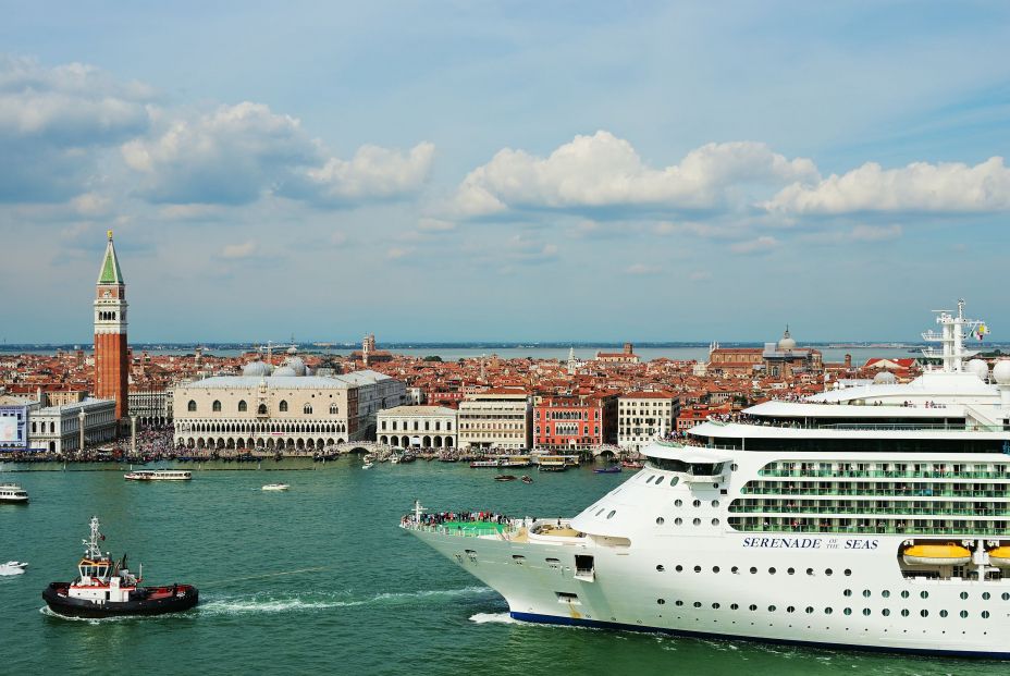 El Gobierno de Italia prohíbe a los grandes barcos cruzar el centro histórico de Venecia (bigstock)
