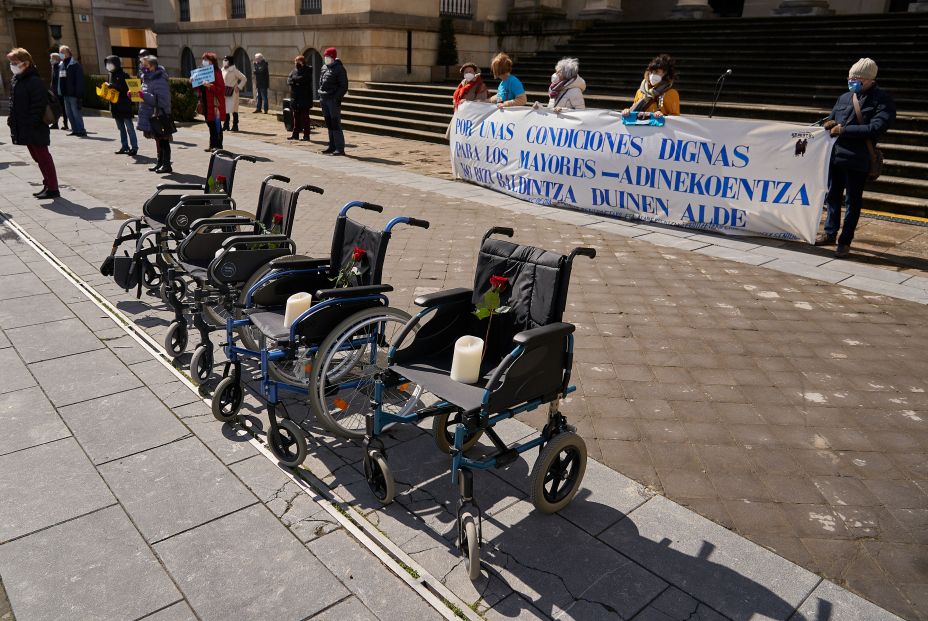 EuropaPress 3613444 varias sillas ruedas manifestacion homenaje residentes fallecidos