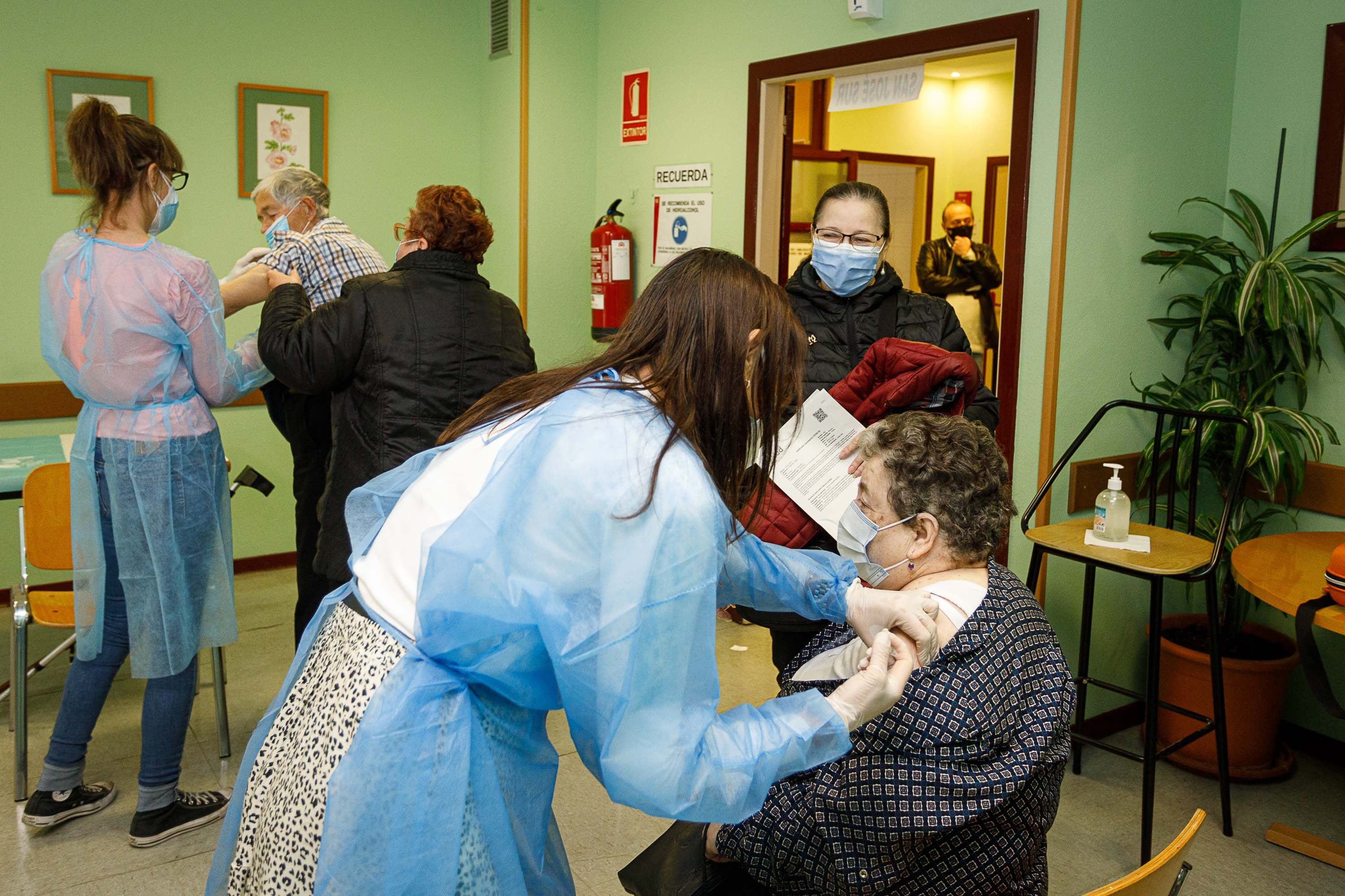 Una mujer de 85 años pide auxilio con una nota a la enfermera que le puso la vacuna del coronavirus