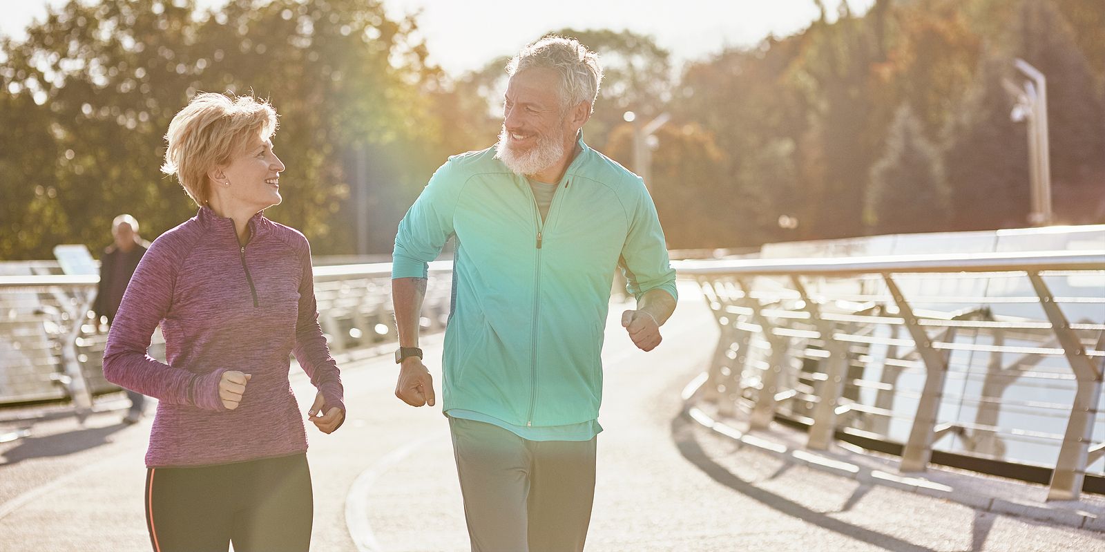 Dos personas mayores practican ejercicio aeróbico al aire libre. Foto: bigstock