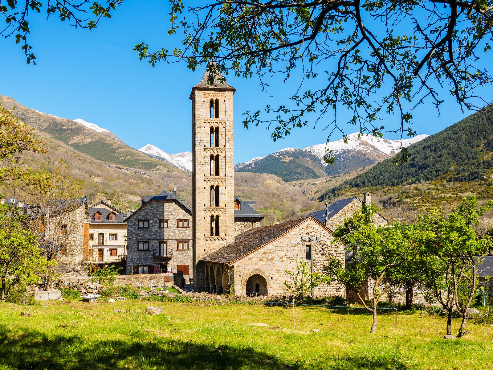 Descubre el Valle de Bohí y sus pueblos con la mayor concentración de arte románico de Europa (Foto Bigstock)