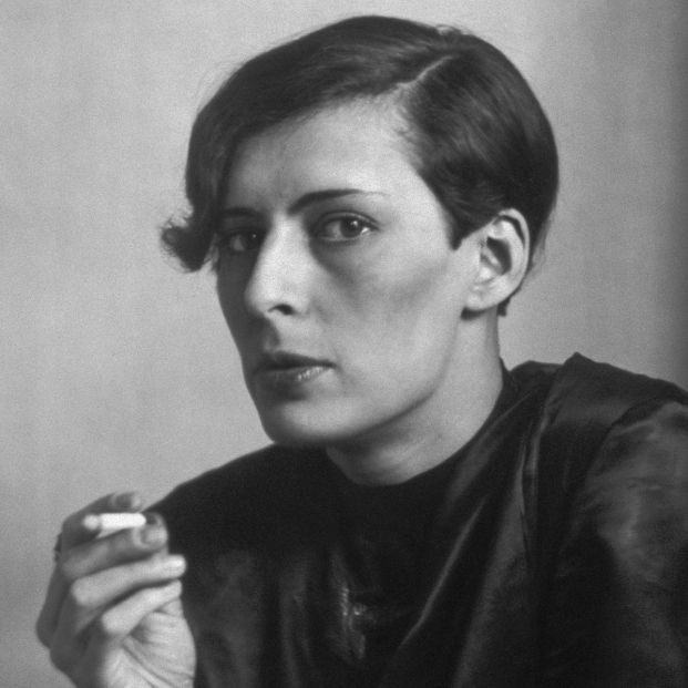 Secretaria de radio Alemania Occidental, de August Sander (1931) Secretaria de radio Alemania Occidental, de August Sander (1931)