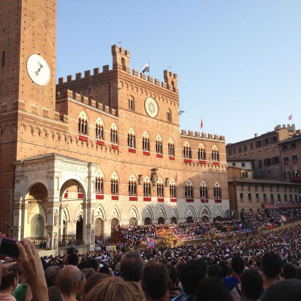 La fiesta de El Palio de Siena en la Toscana (bigstock)