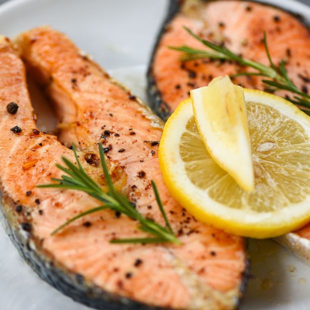 Salmón en el almuerzo. La caballa o sardinas también son habituales