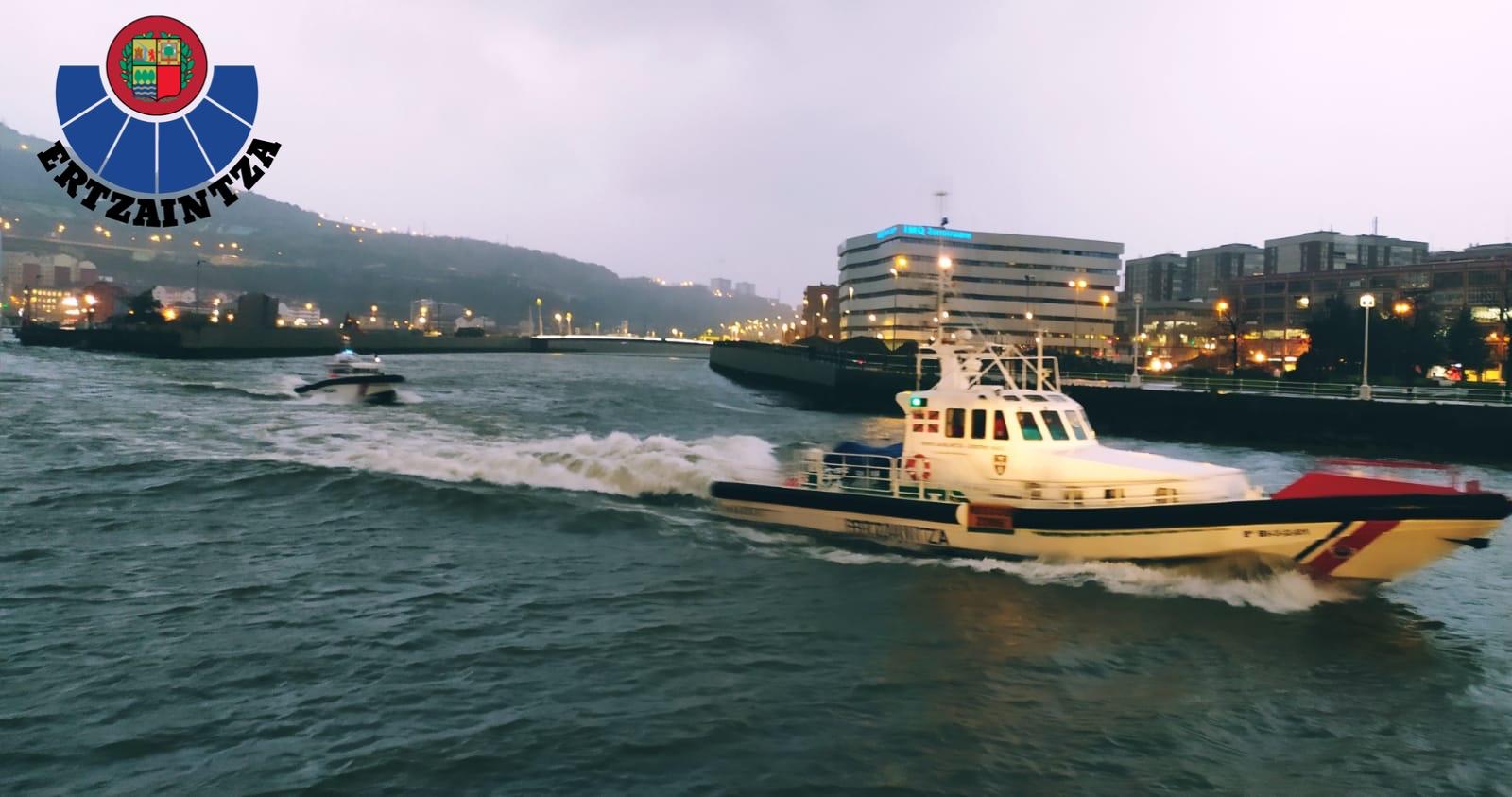 Muere un hombre tras saltar a la ría en Bilbao para escapar de la Ertzaintza