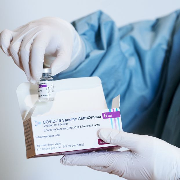 EuropaPress 3628379 profesional sanitaria sostiene vial vacuna astrazeneca inicio campana