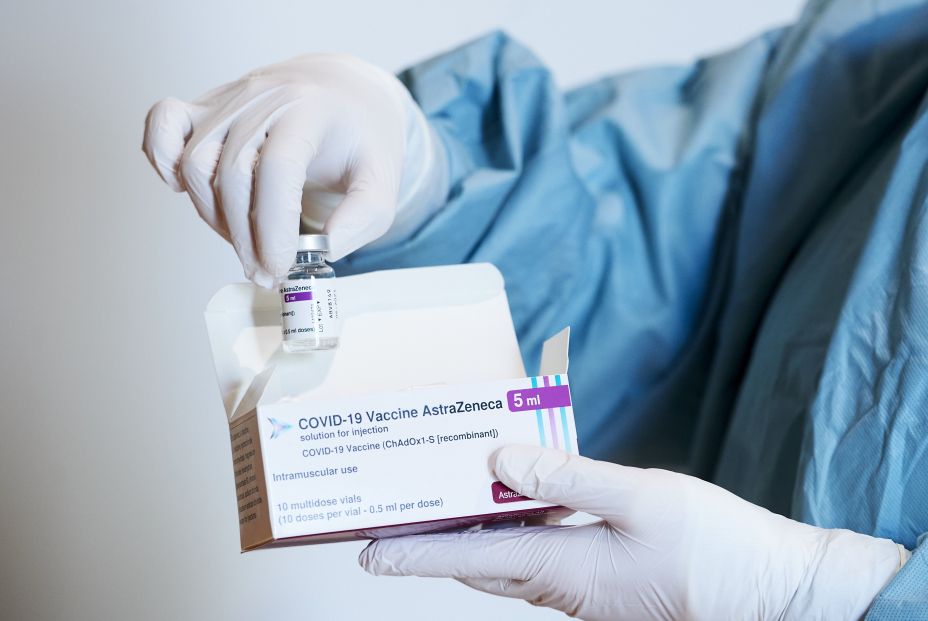 EuropaPress 3628379 profesional sanitaria sostiene vial vacuna astrazeneca inicio campana EuropaPress 3628379 profesional sanitaria sostiene vial vacuna astrazeneca inicio campana