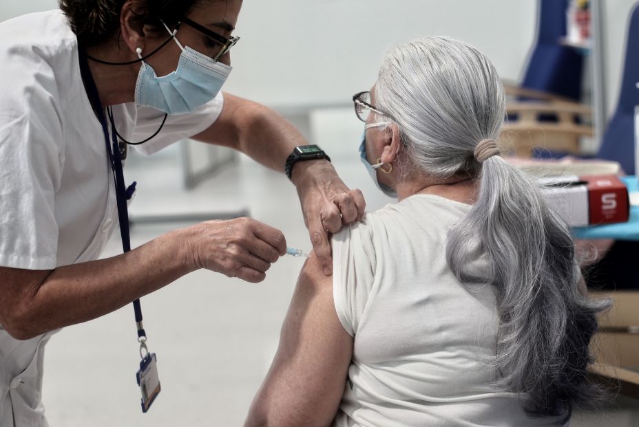 La ampliación de AstraZeneca hasta los 69 años, una gran noticia para los mayores según los expertos La ampliación de AstraZeneca hasta los 69 años, una gran noticia para los mayores según los expertos