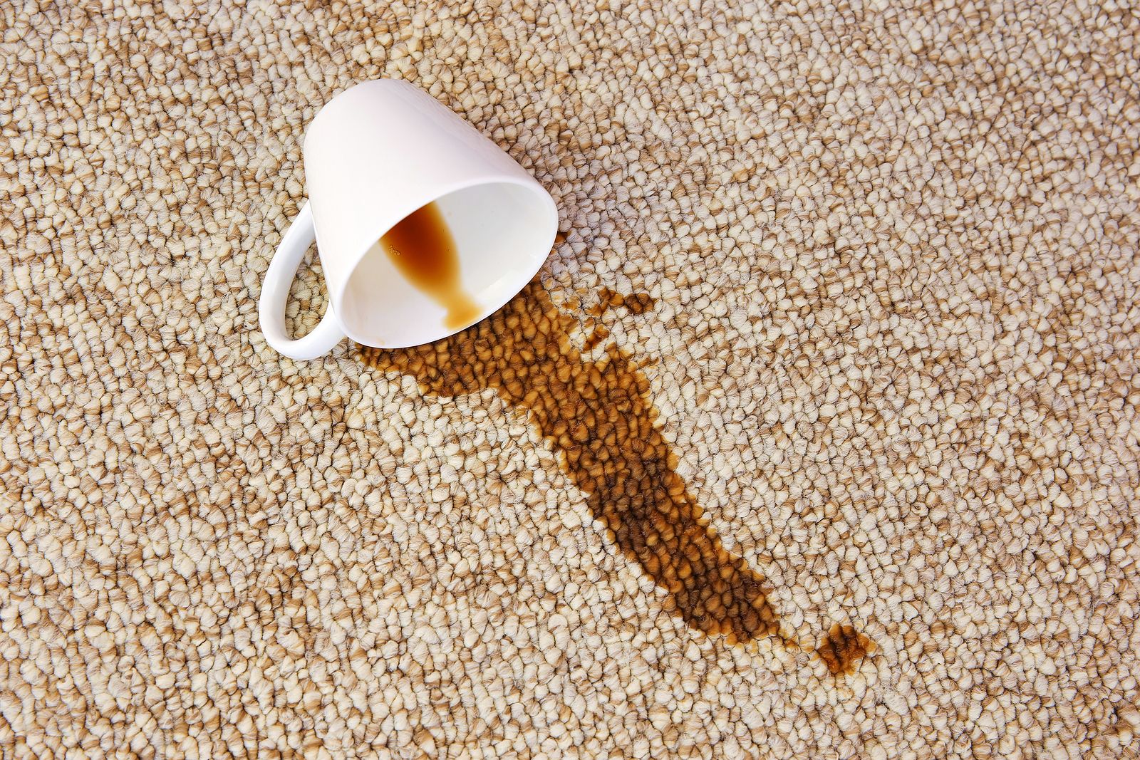 El remedio natural (y práctico) para limpiar una alfombra