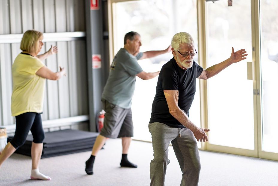 Grupo de personas mayores practican tai chi. Foto: Bigstock