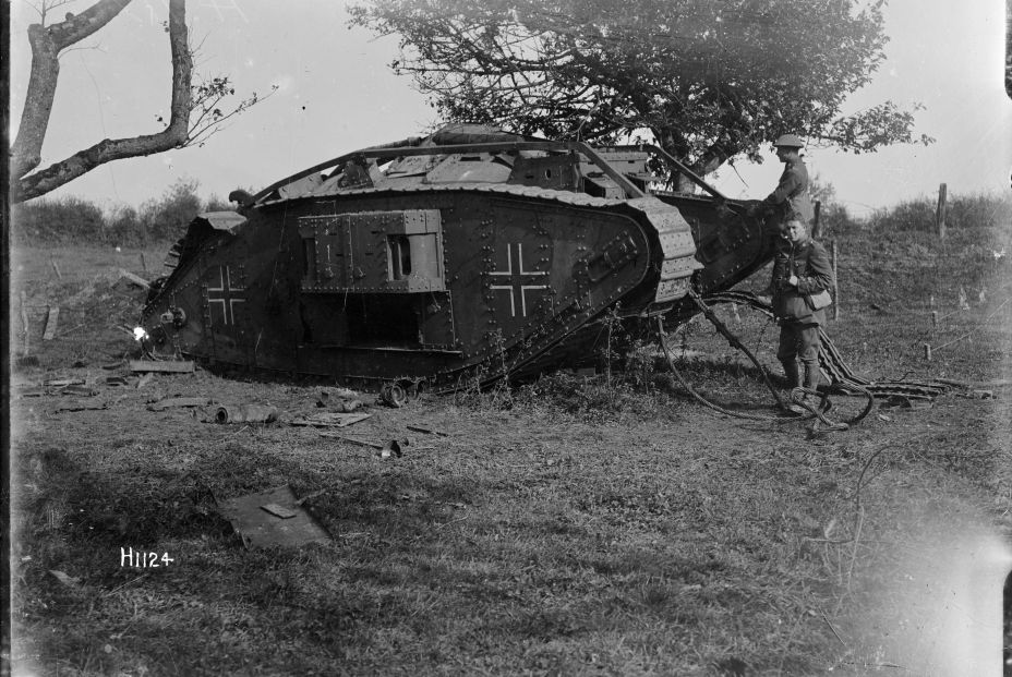 Un tanque alemán, originalmente británico, después de recuperarlo un regimiento de Canterbury en la Primera Guerra Mundial.  (Biblioteca Nacional de Nueva Zelanda en Flickr)