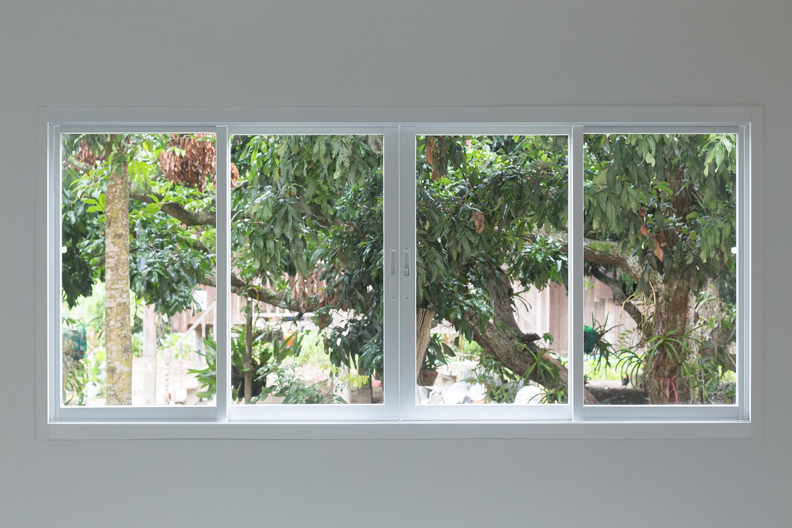 Cómo limpiar los rieles de las ventanas  de una forma sencilla y eficaz