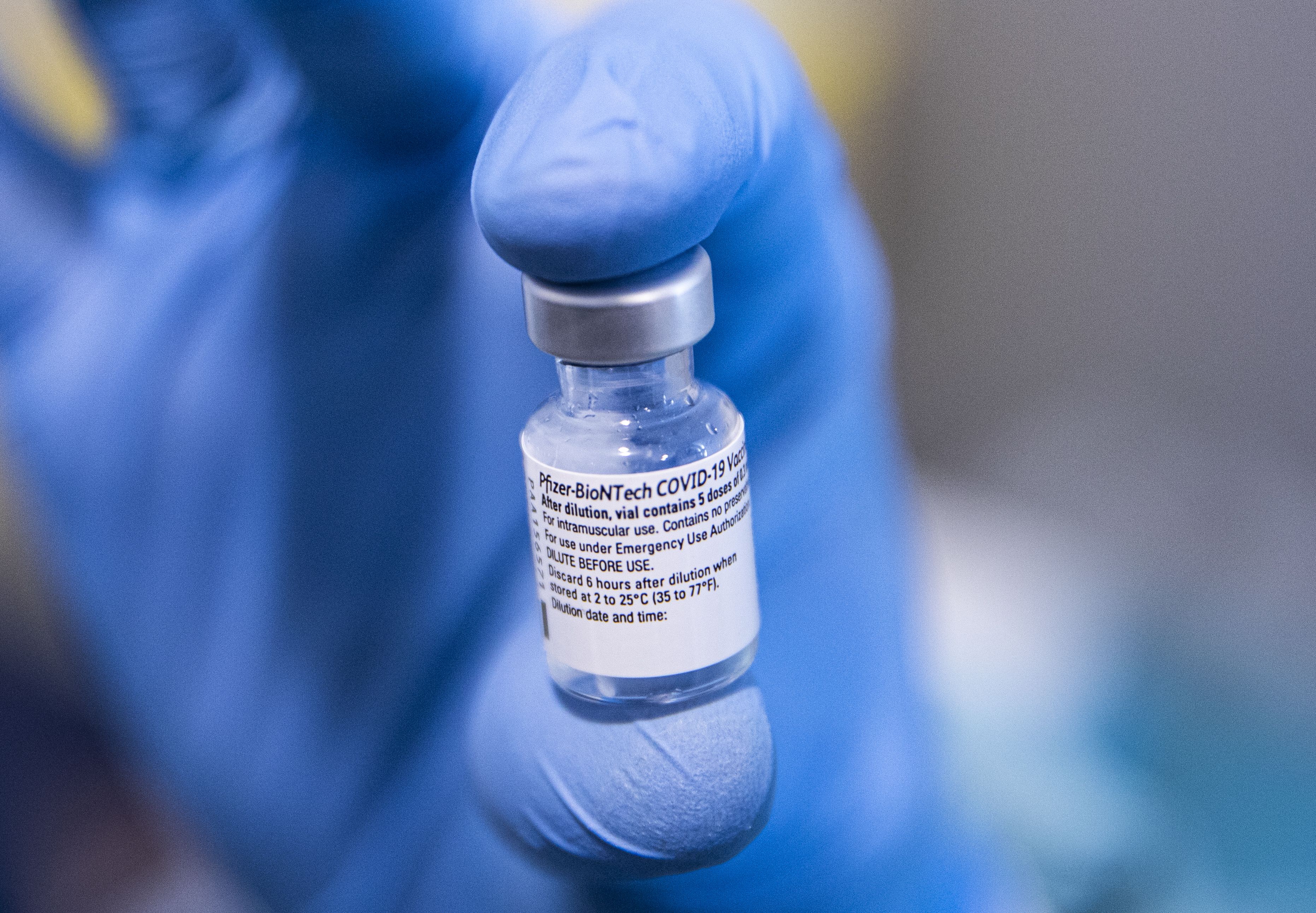 Vacunan por error a ocho personas con dosis sin diluir de Pfizer