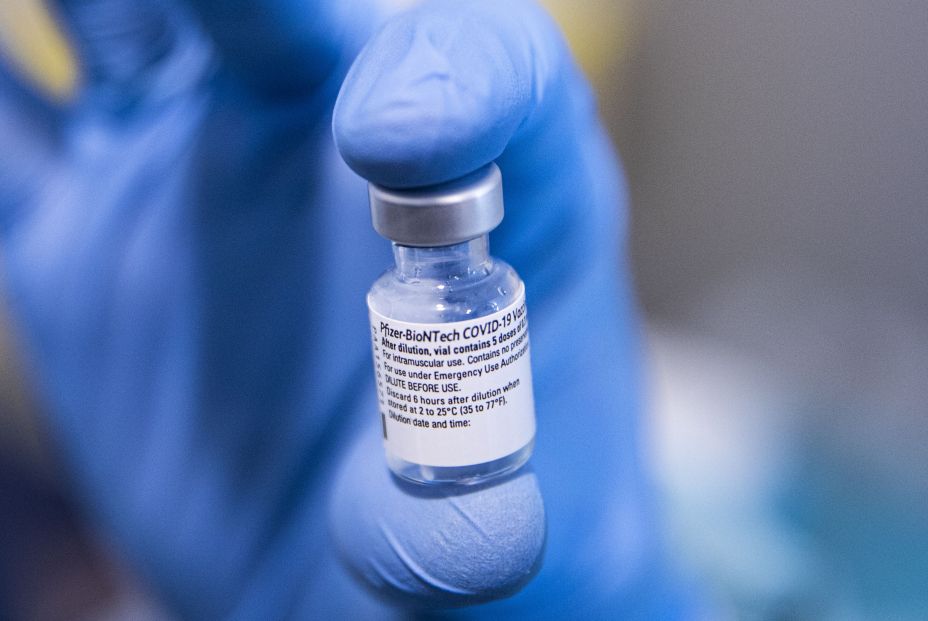 Vacunan por error a ocho personas con dosis sin diluir de Pfizer