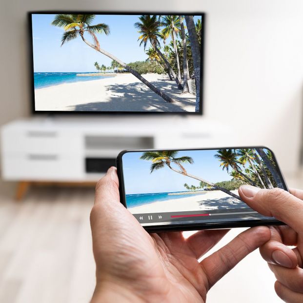 Cambia de canal o sube el volumen con tu teléfono móvil Foto: bigstock Cambia de canal o sube el volumen con tu teléfono móvil Foto: bigstock