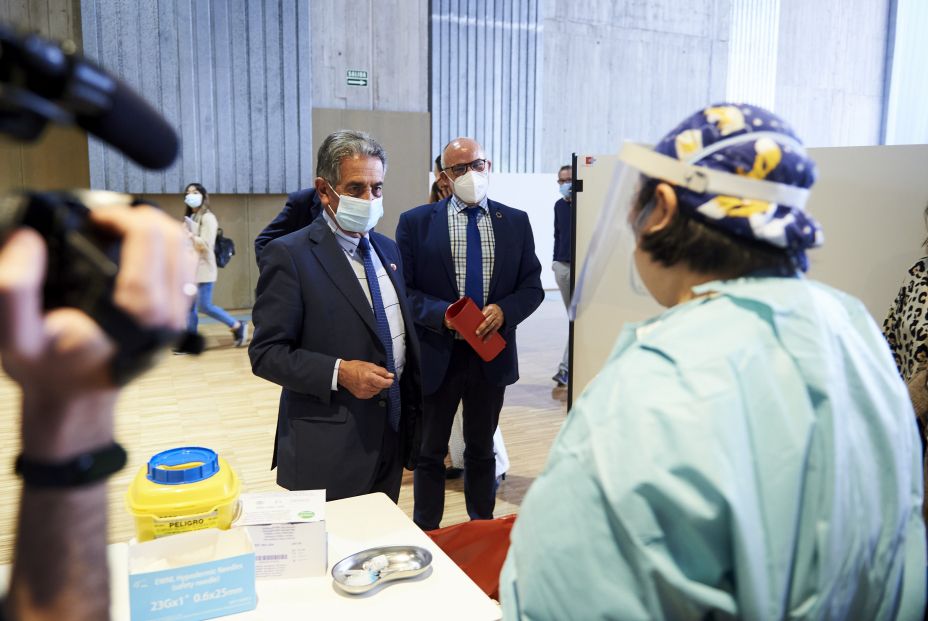 Revilla pide vacunarse con AstraZeneca pese a tener 78 años, pero se lo deniegan Revilla pide vacunarse con AstraZeneca pese a tener 78 años, pero se lo deniegan