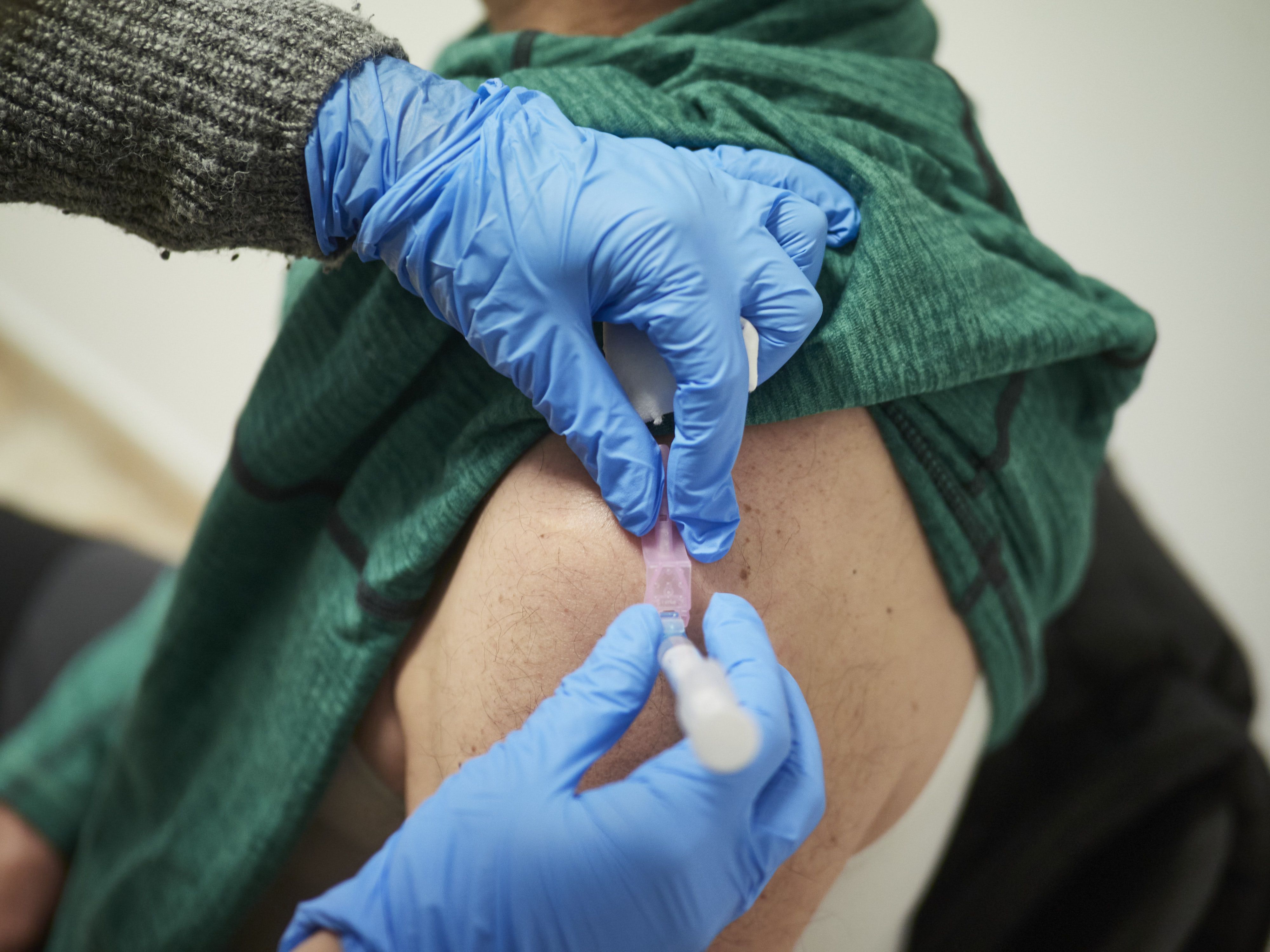 Fallece la primera persona vacunada con doble dosis en una residencia tras infectarse de Covid-19