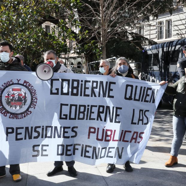 EuropaPress 3556430 varias personas sostienen pancarta donde lee gobierne quien gobierne (1)