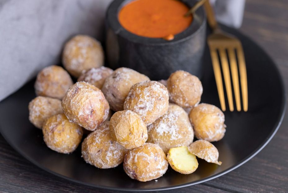 Papas arrugadas con mojo picón, plato típico de la cocina canaria (bigstock)