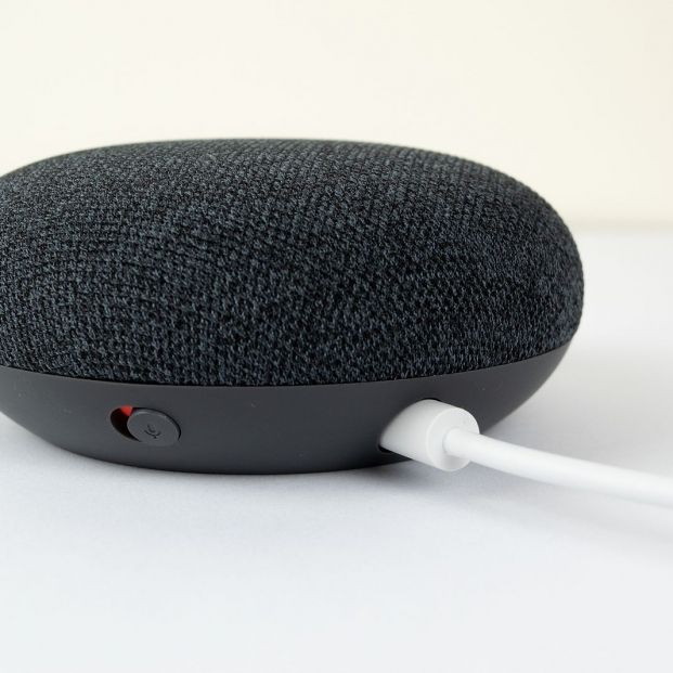 Estos son gadgets más populares del mercado por menos de 50 euros. Google Home Mini Foto: bigstock