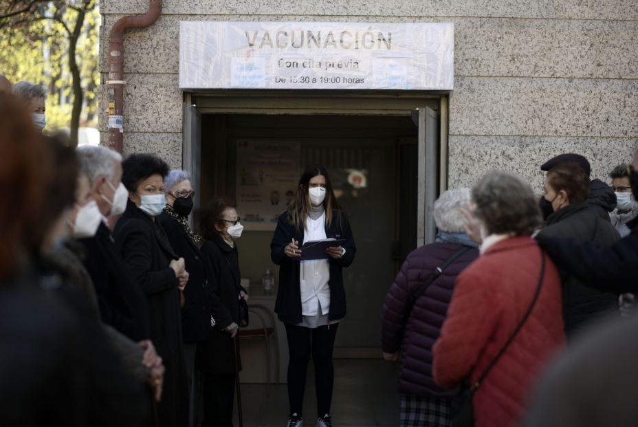 EuropaPress 3640771 varias personas esperan ser vacunadas puertas centro salud atencion primera