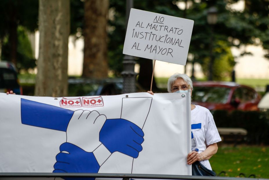 EuropaPress 3286445 mujer sostiene cartel lee no maltrato institucional mayor concentracion
