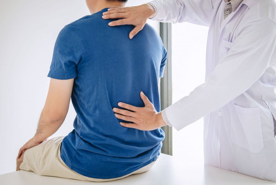 Ejercicios para corregir la hipercifosis y aliviar la molesta joroba. Foto: bigstock Ejercicios para corregir la hipercifosis y aliviar la molesta joroba. Foto: bigstock