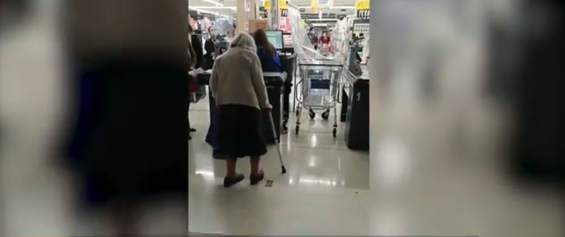 Expulsan a una mujer de 100 años del supermercado por no tener salvoconducto para salir de casa