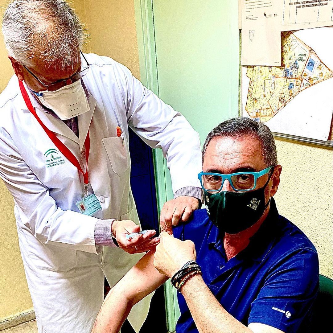 Carlos Herrera se vacuna con AstraZeneca