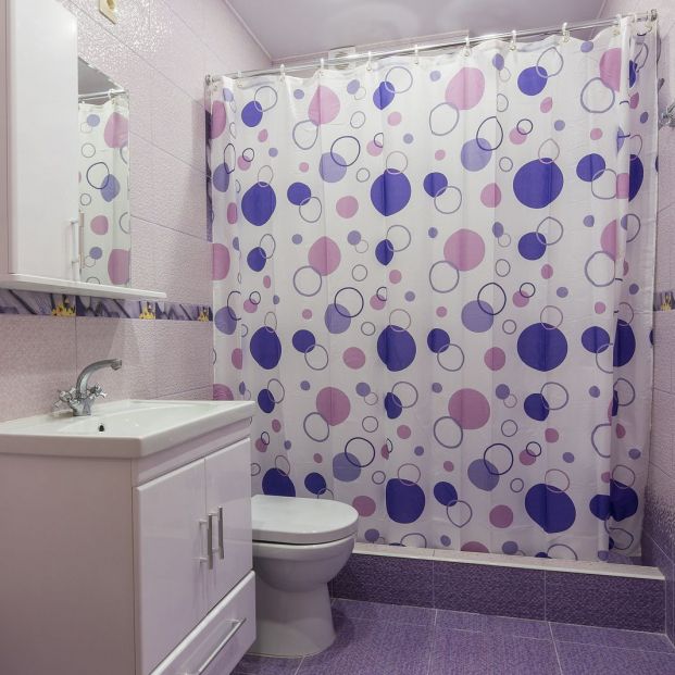 Trucos para limpiar las cortinas del baño y que queden como nuevas Foto: bigstock 