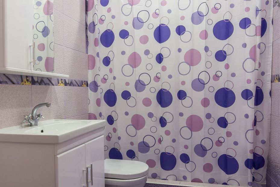 Trucos para limpiar las cortinas del baño y que queden como nuevas Foto: bigstock 