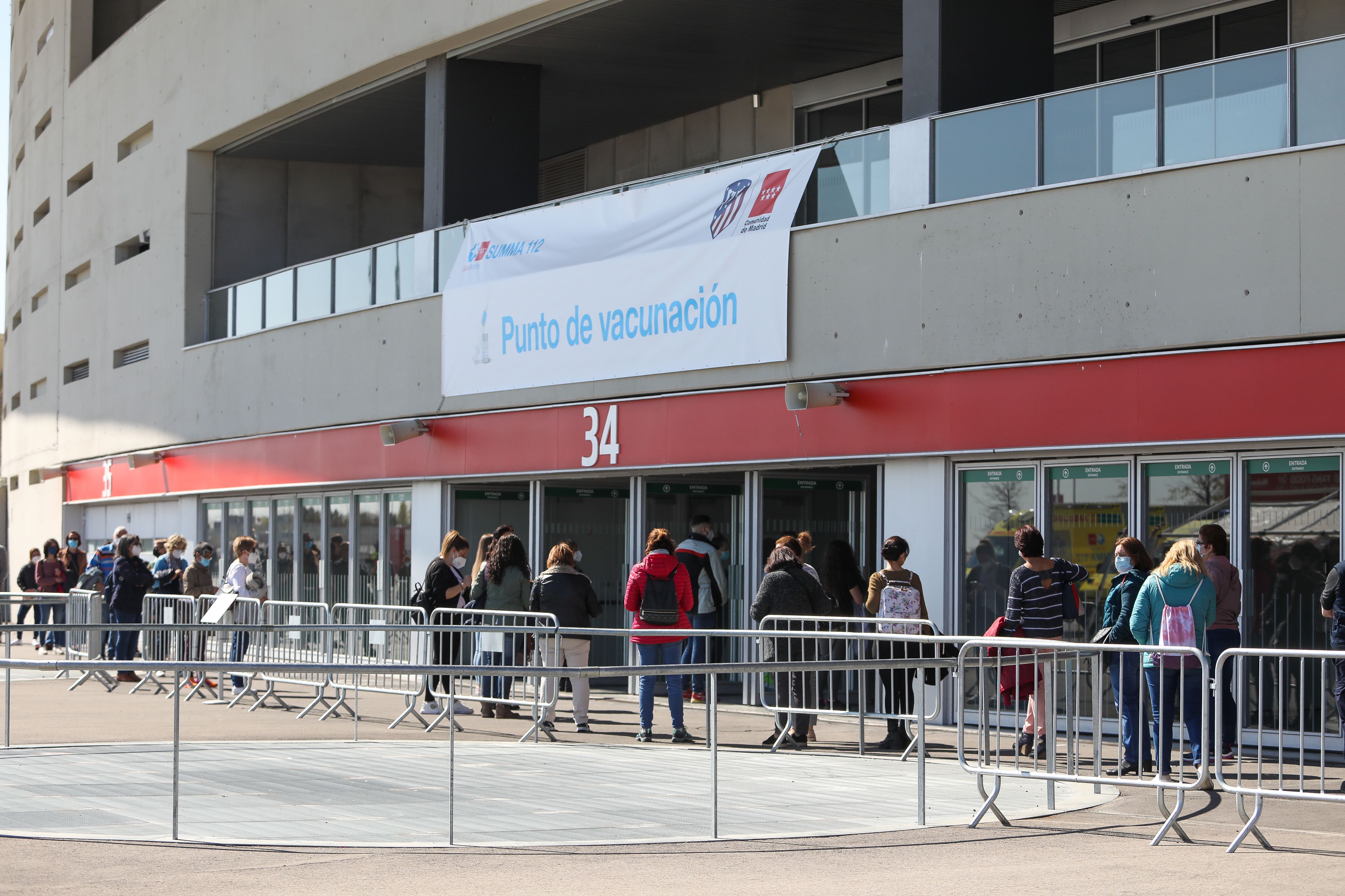 Madrid advierte que cerrará los centros de vacunación masiva si no recibe más dosis