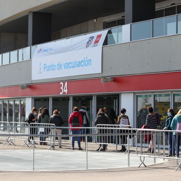 Madrid advierte que cerrará los centros de vacunación masiva si no recibe más dosis