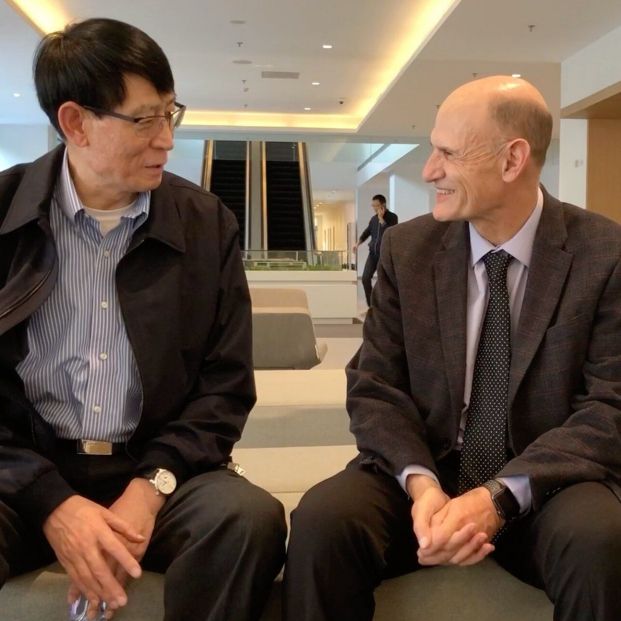 El científico chino Ji Weizhi, coautor principal del estudio, con  Juan Carlos Izpisua. Foto:Salk Institute