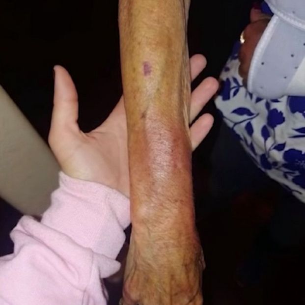 La policía norteamericana detiene brutalmente a una mujer de 73 años que padece una demencia. Foto: YouTube La policía norteamericana detiene brutalmente a una mujer de 73 años que padece una demencia. Foto: YouTube