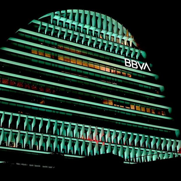 BBVA no quiere clientes con cuenta y que no gasten su dinero en el banco: vuelve a subir comisiones