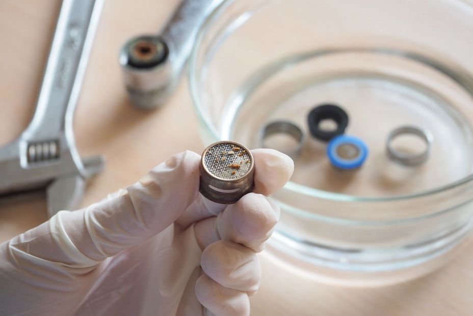 El sencillo truco de los fontaneros para eliminar la cal de los grifos