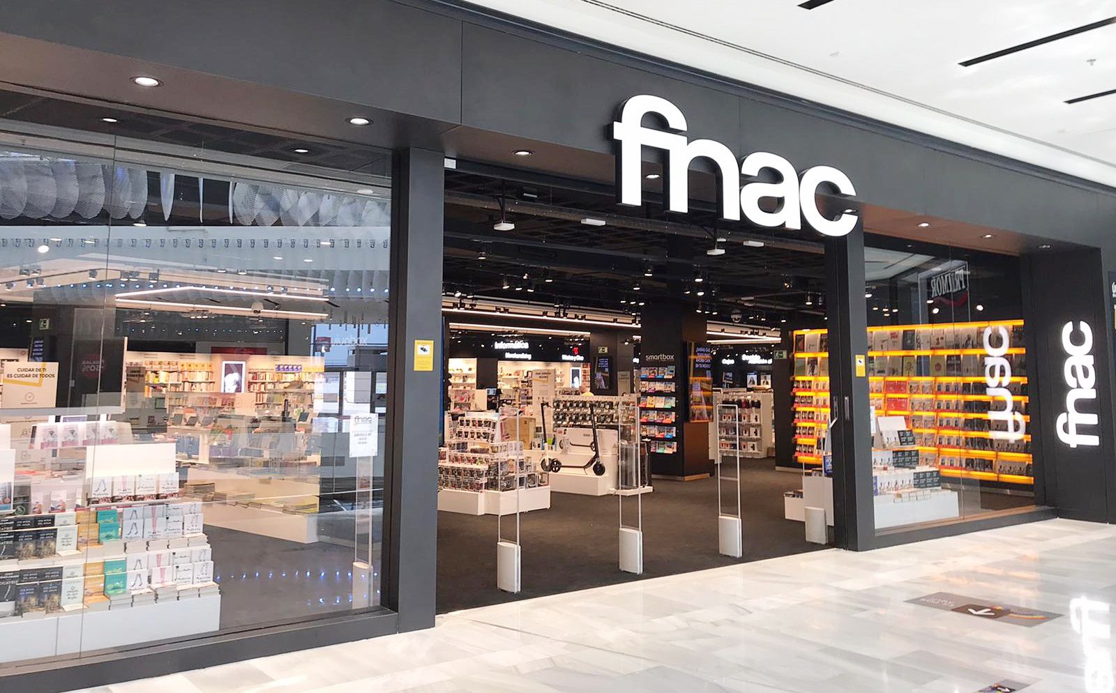 La FNAC, obligada a vender a 124 euros móviles que cuestan 699 por un "error tipográfico"