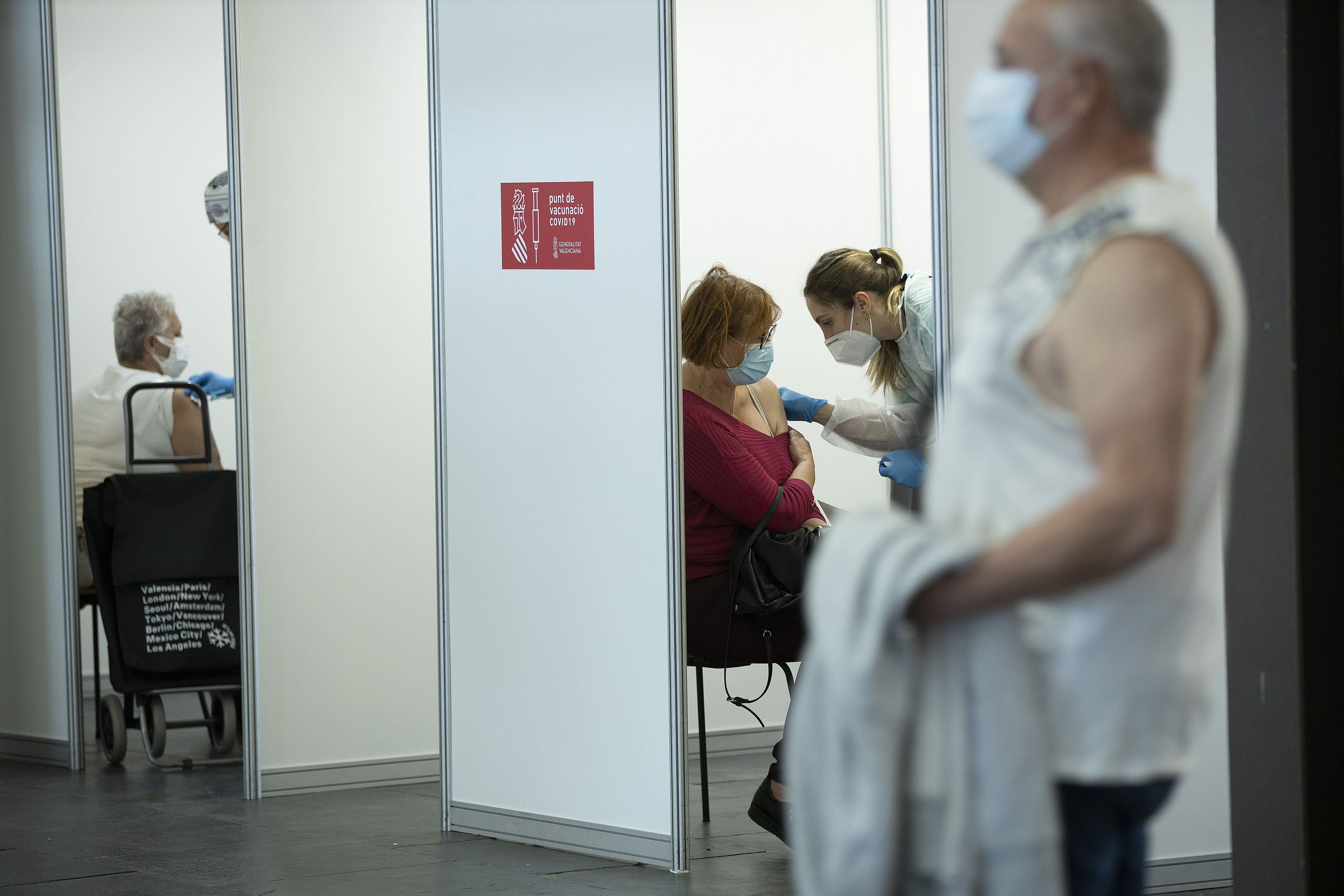 Baleares hace un llamamiento a enfermeras jubiladas que quieran sumarse al proceso de vacunación. Foto: Europa Press