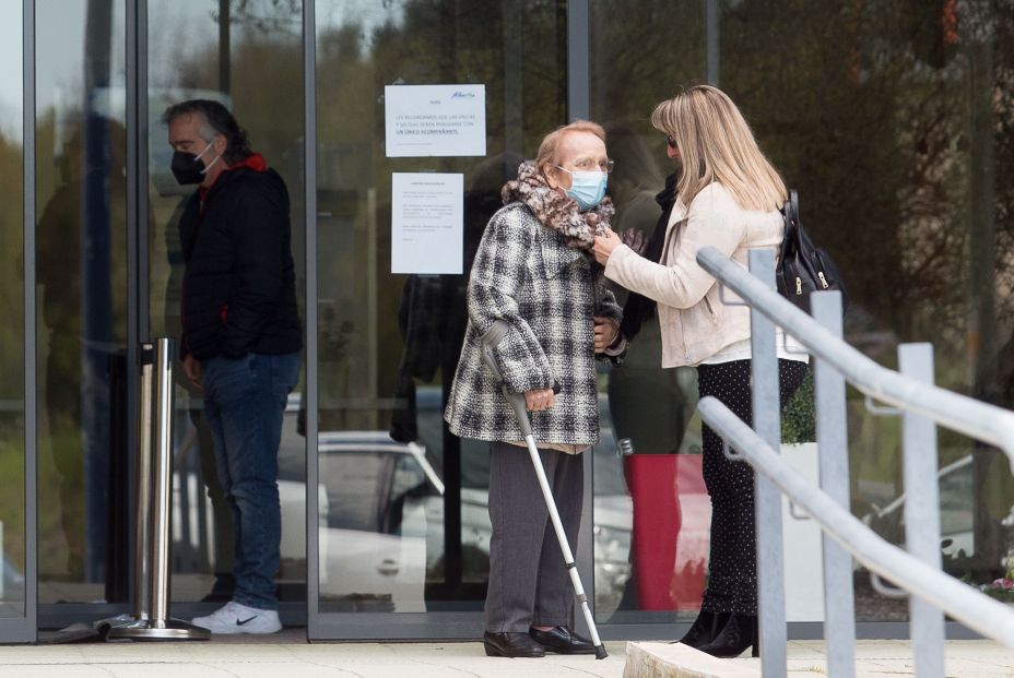 EuropaPress 3646882 mujer mayor sale residencia geriatrica as gandaras 17 abril 2021 lugo