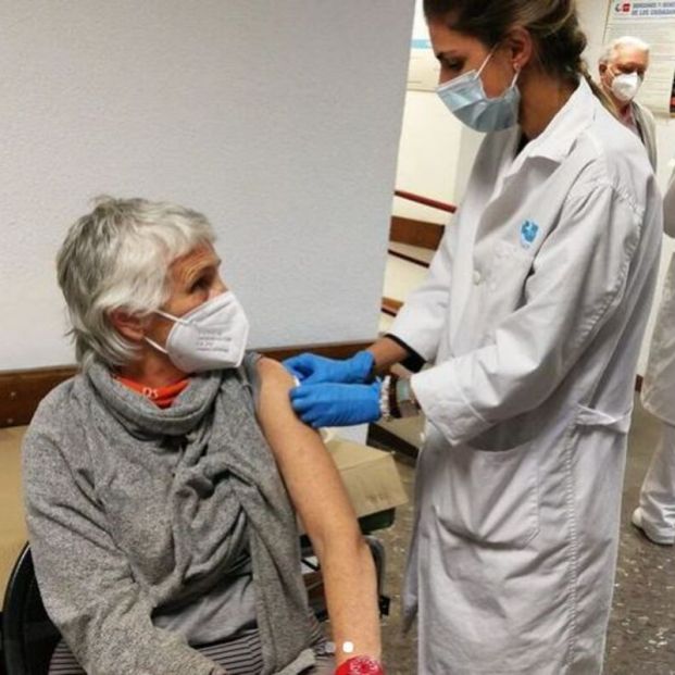 El dardo de Mercedes Milá a su amigo Miguel Bosé al recibir la vacuna del coronavirus