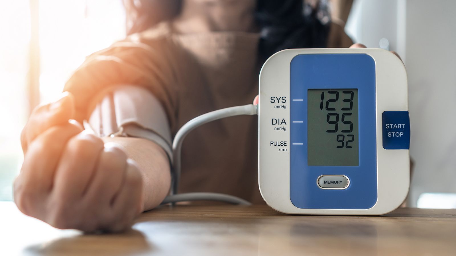 Por qué la presión arterial es distinta en cada brazo y la importancia de controlarla en ambos (Foto Bigstock)