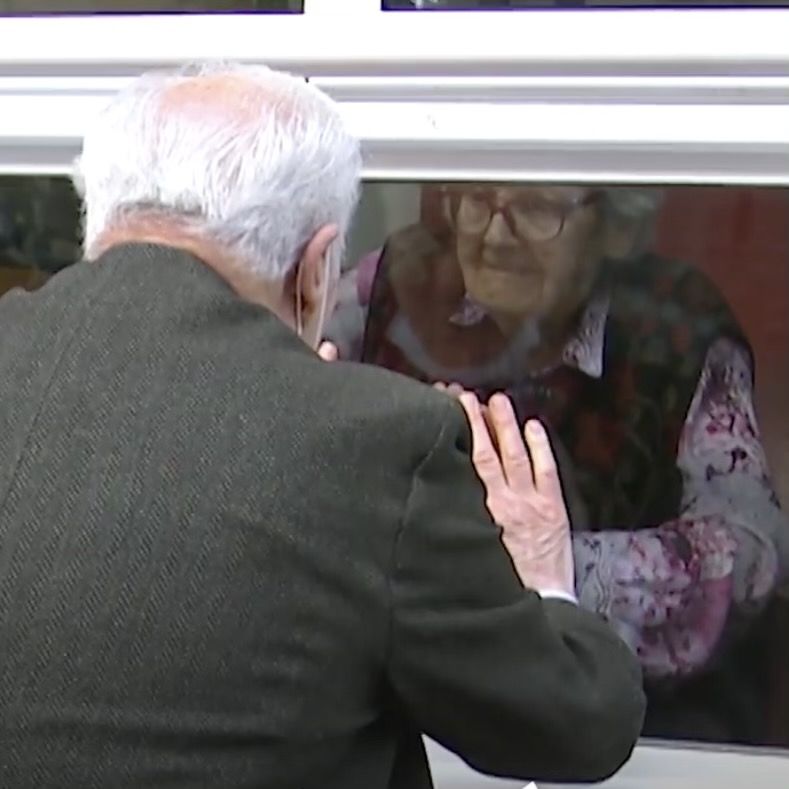 La historia de Xavier y Carmen: amor a través de una ventana de la residencia (captura de vídeo TV3)